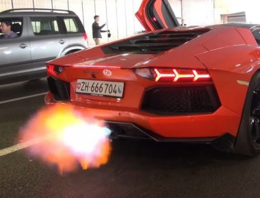 Μία Aventador «κολλάει μαγκιές» σε μια Ferrari (βίντεο)